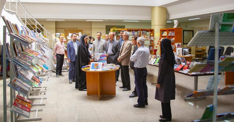 بازدید رییس دانشگاه از نمایشگاه تازه‌های کتاب در کتابخانه مرکزی