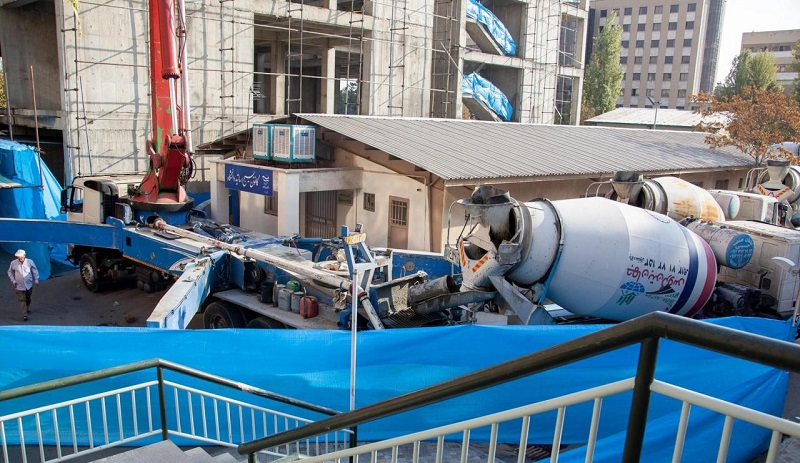 انجام عملیات بتن ریزی آخرین طبقه ساختمان دانشکده علوم زیستی 